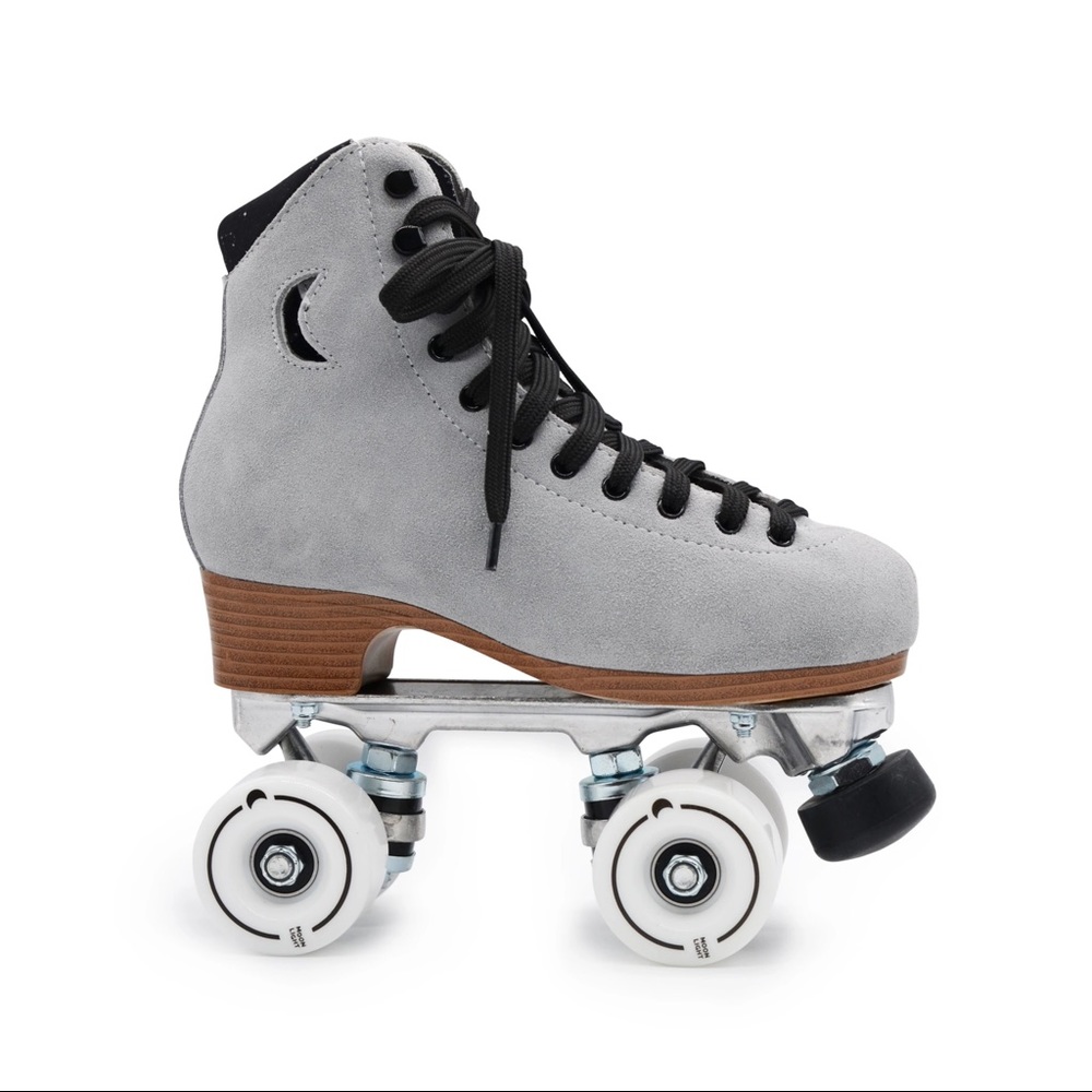 MOONLIGHT ROLLER SKATES SIZE 7 (8 in women)
